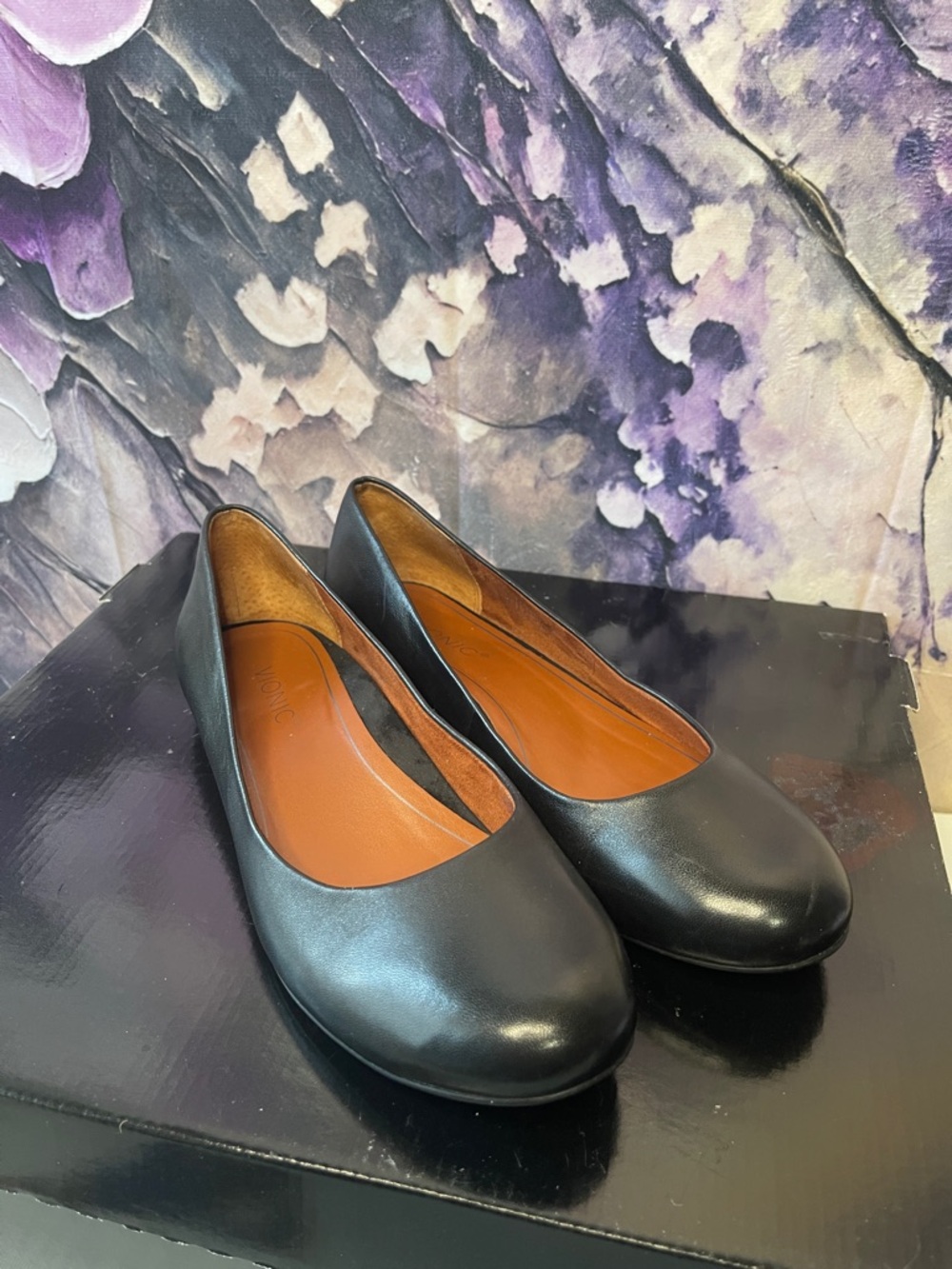 Vionic Ballet Flat Hannah in Black with Brown Lining - Picture 5 of 9